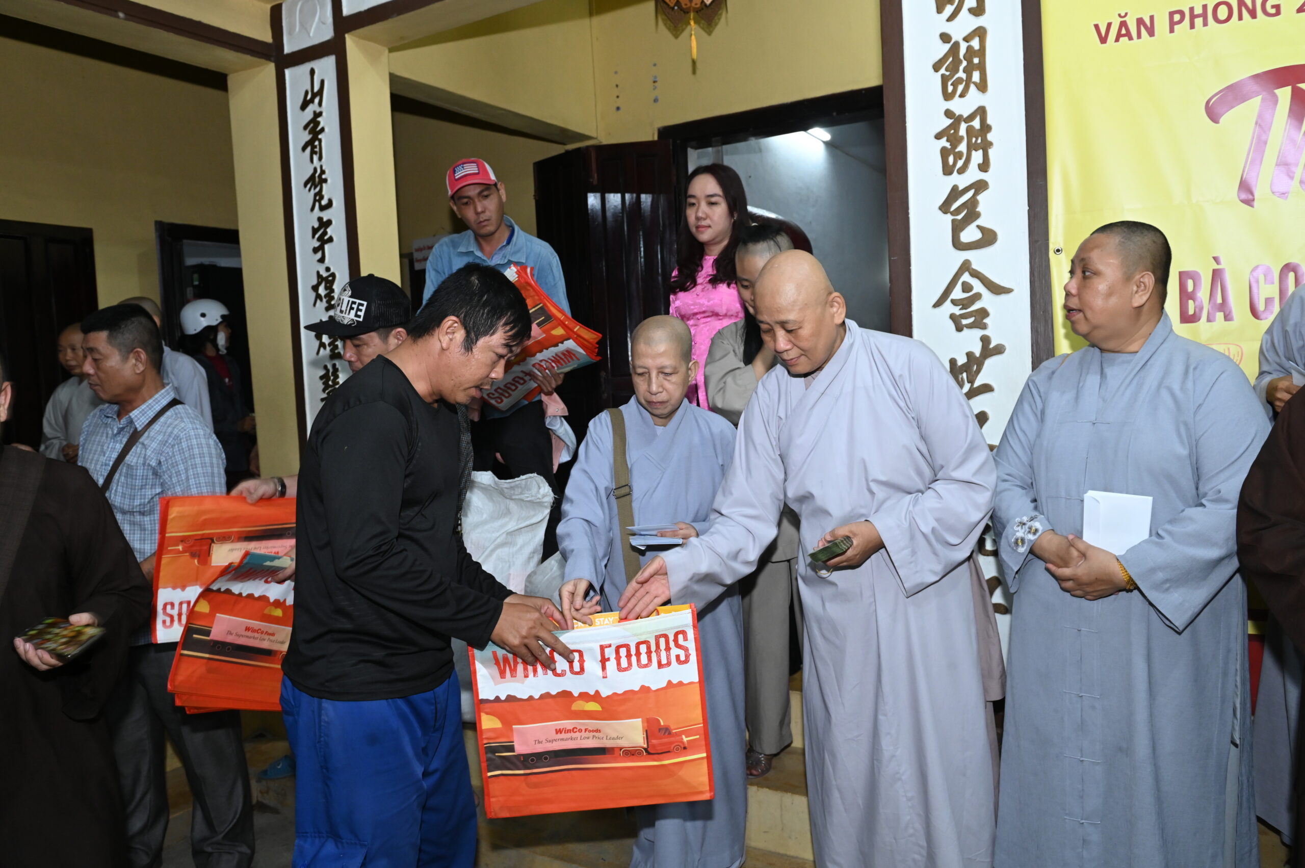 NS. TN Như Nguyệt trao quà cho bà con